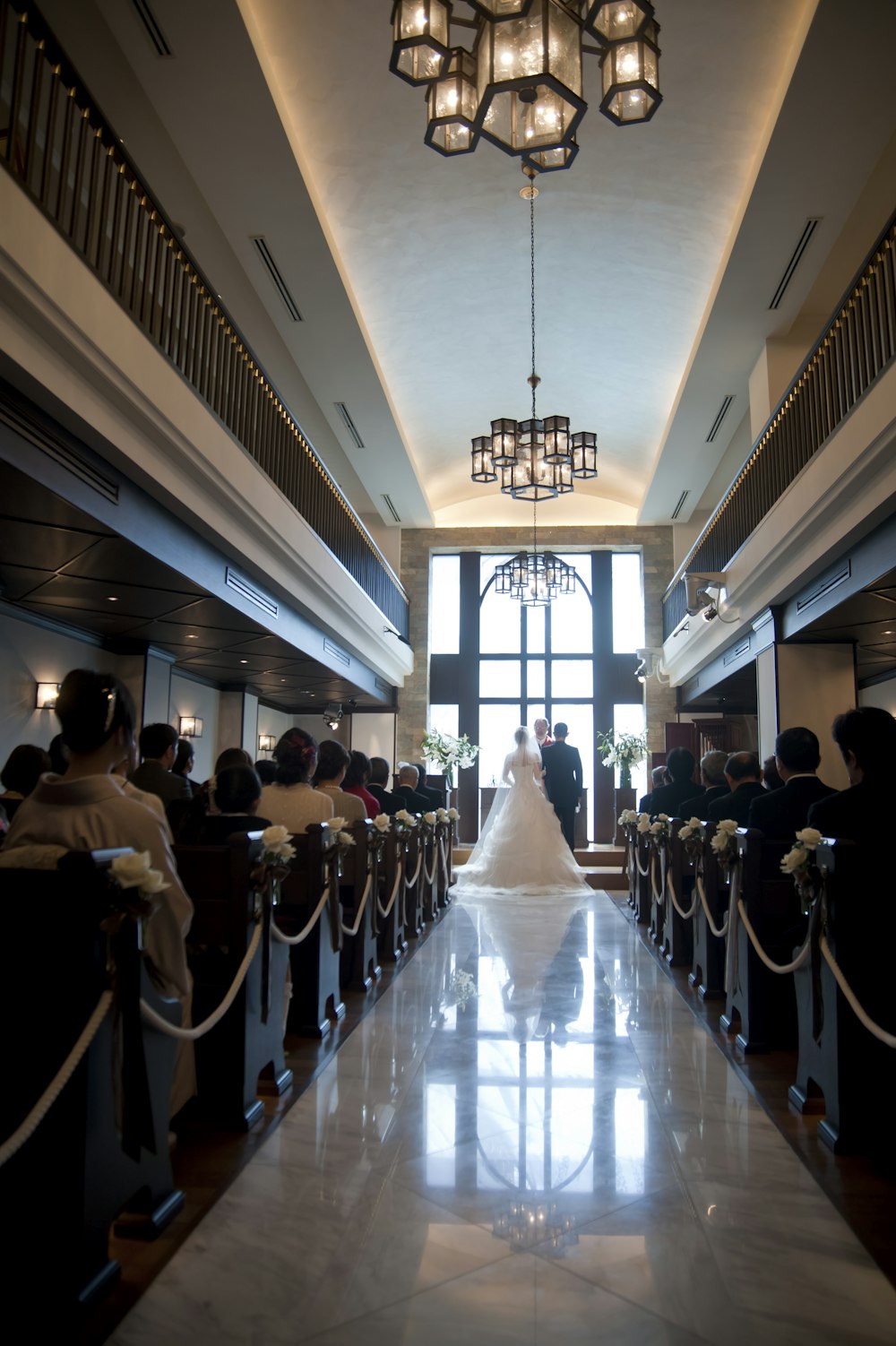 uma noiva e um noivo andando pelo corredor de uma igreja