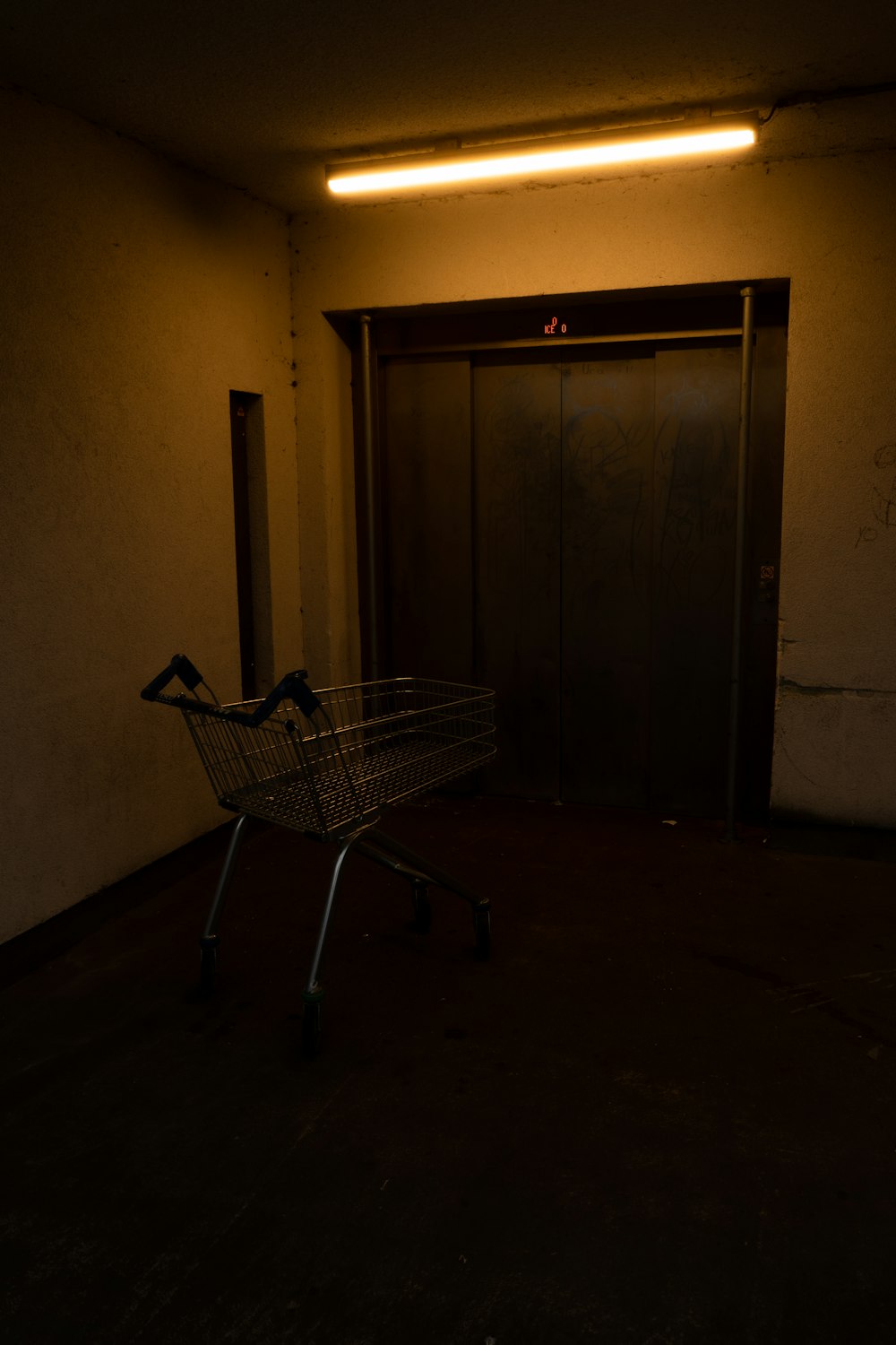 a shopping cart sitting in an empty room