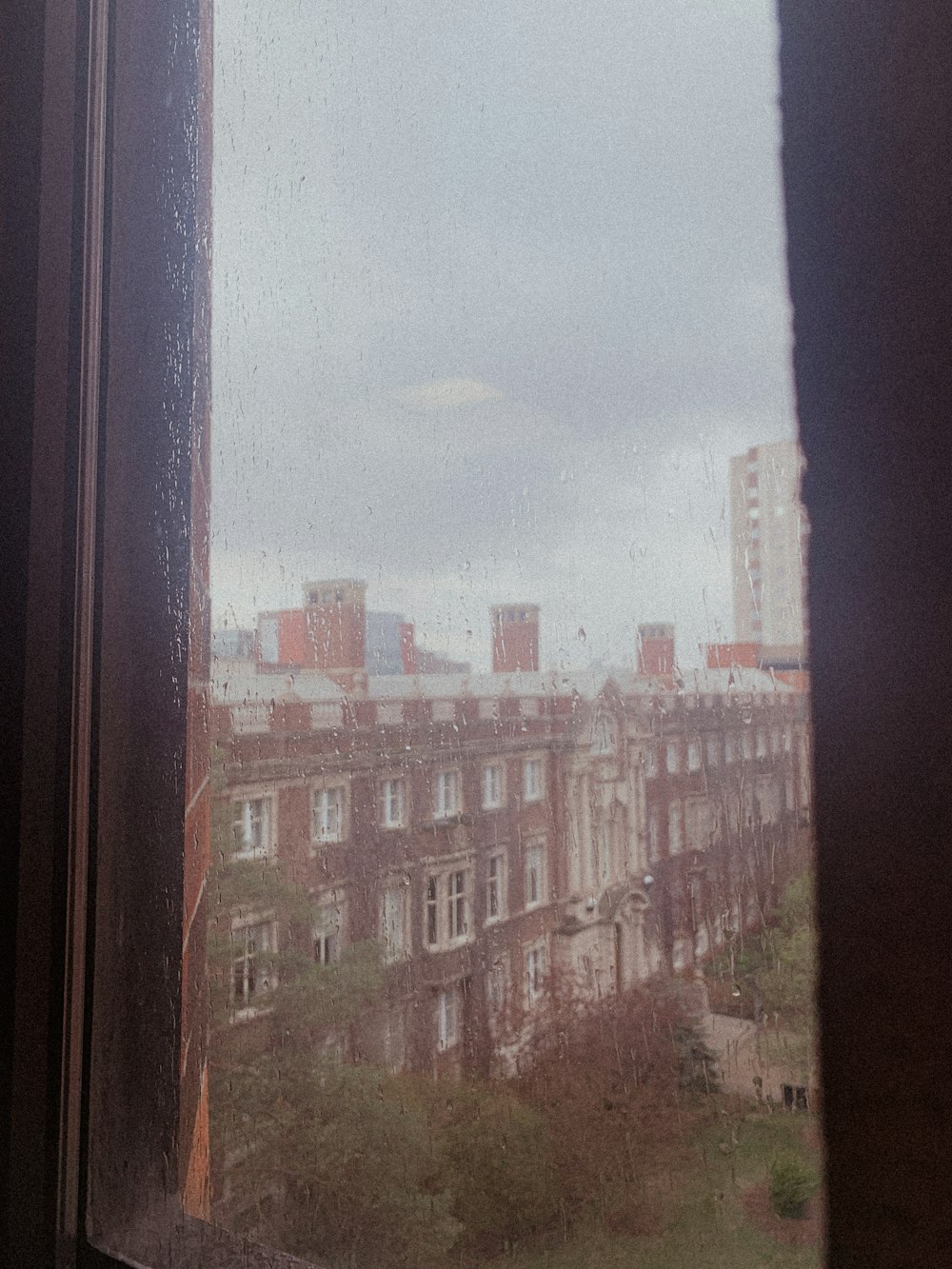 Une vue d’une ville depuis une fenêtre