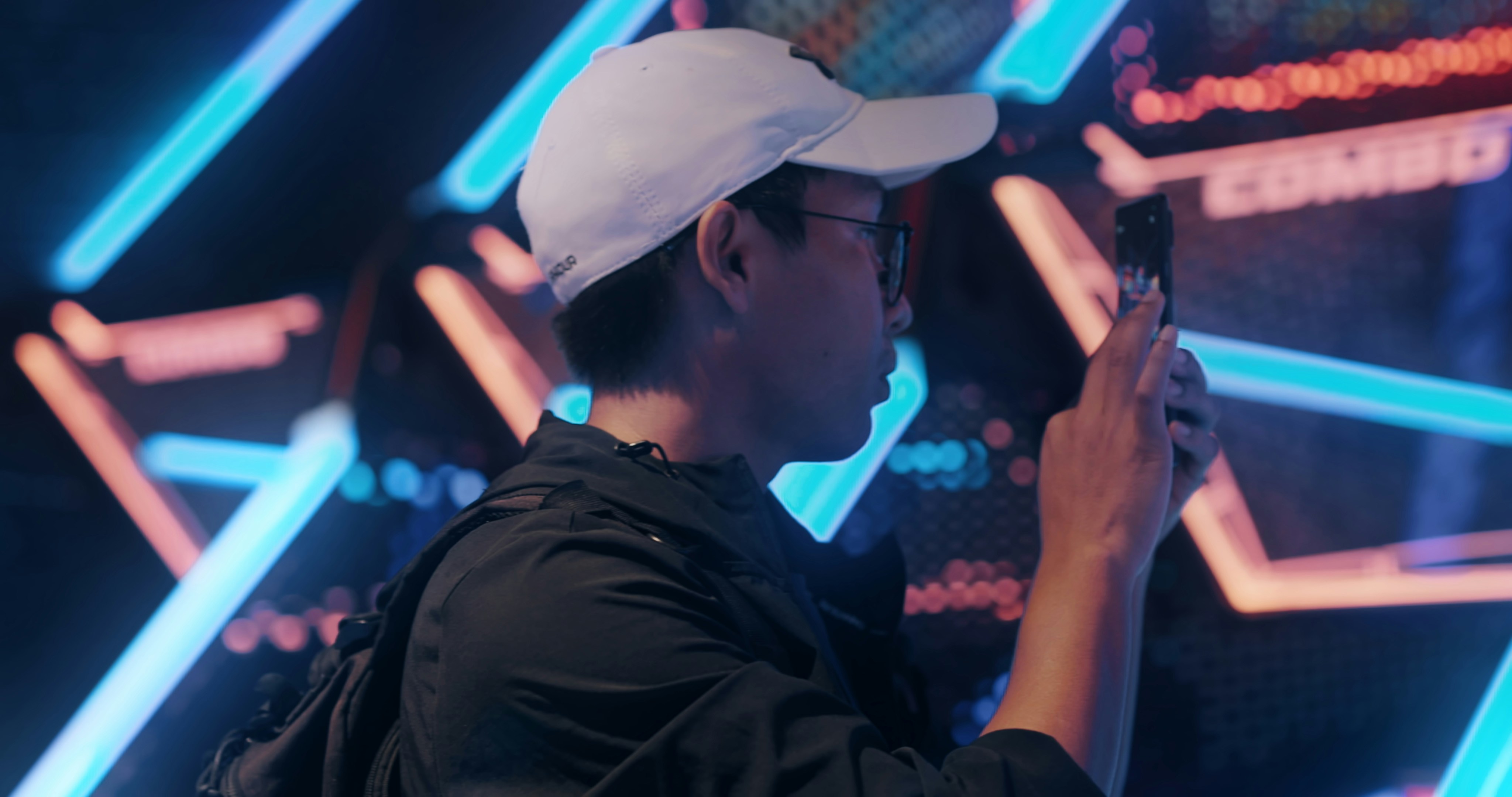 a man in a white hat is holding a cell phone, Google Pixel 6