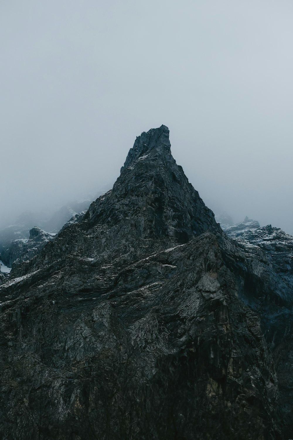 Ein sehr hoher Berg mitten in einem bewölkten Himmel