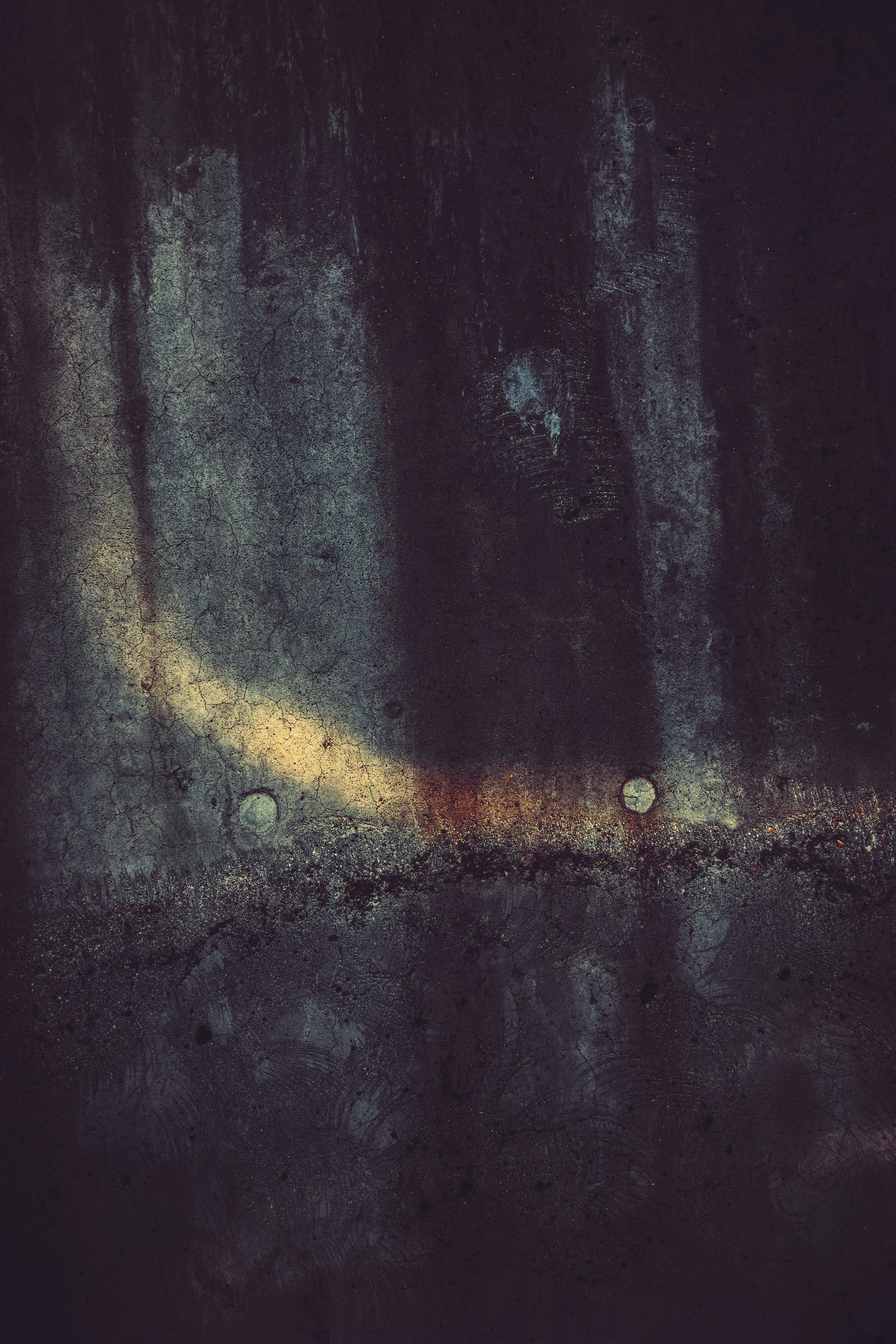 uma foto em preto e branco de uma parede