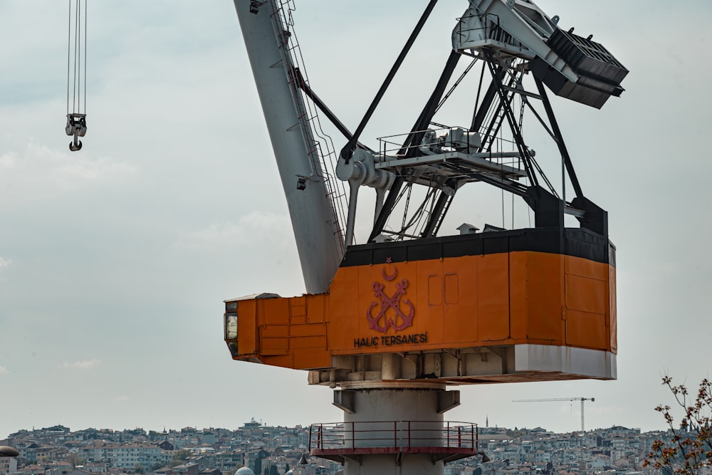 a crane that is sitting on top of a building