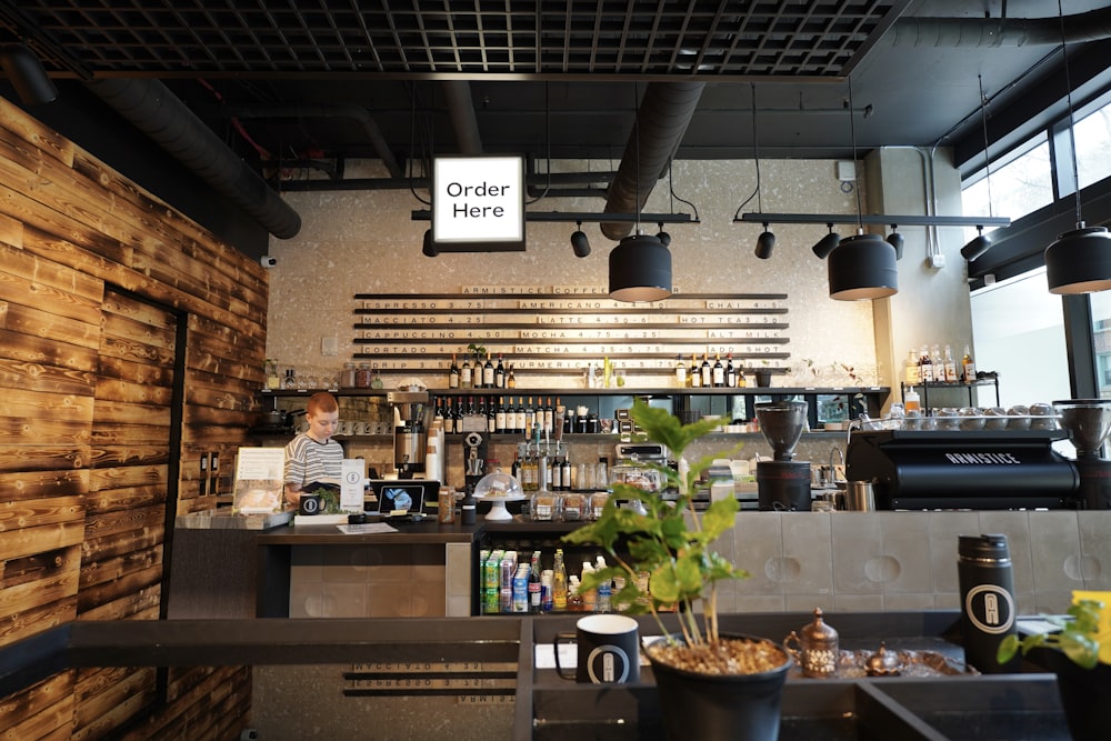 un restaurant avec des murs en bois et un bar