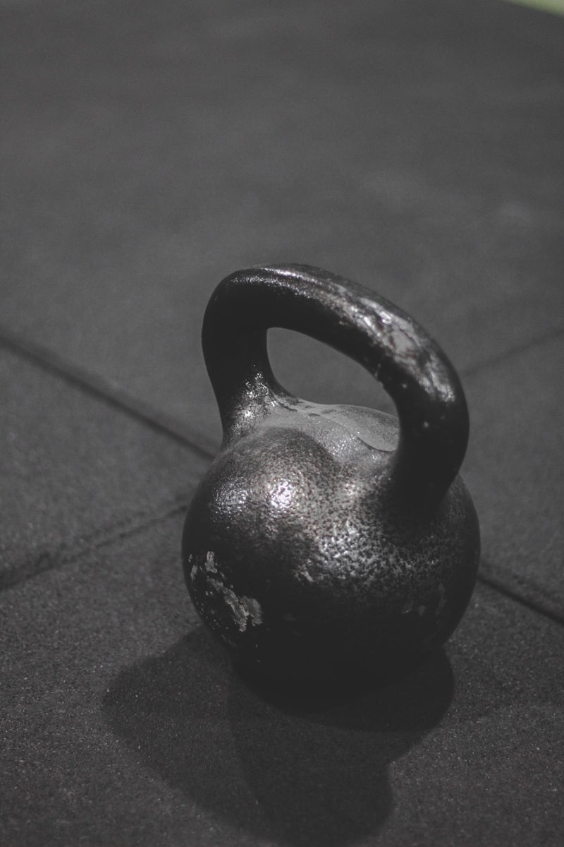 Schwarzweisses Bild eines Kettlebells