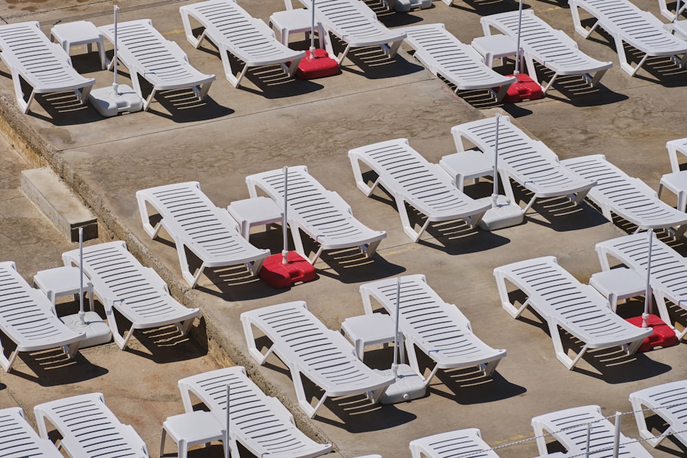 rows of white lawn chairs sitting next to each other