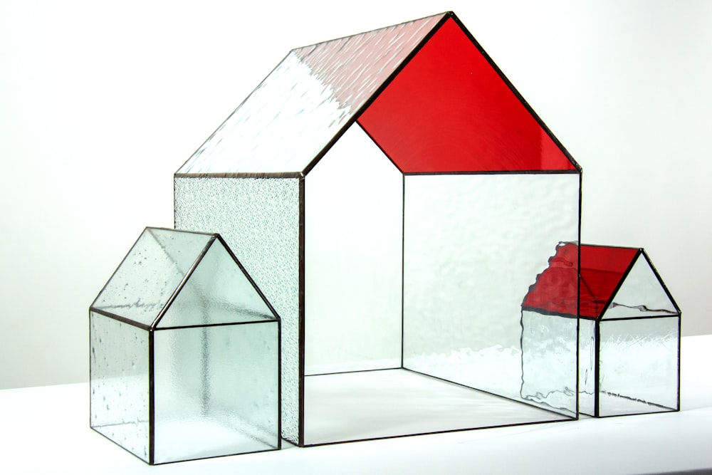 una casa y una casa hecha de vidrio