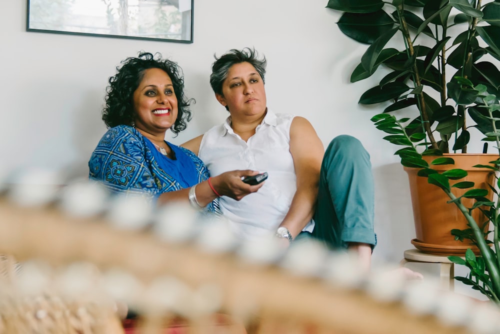 um casal de mulheres sentadas uma ao lado da outra