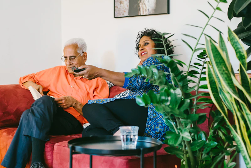 Mann und Frau auf dem Sofa