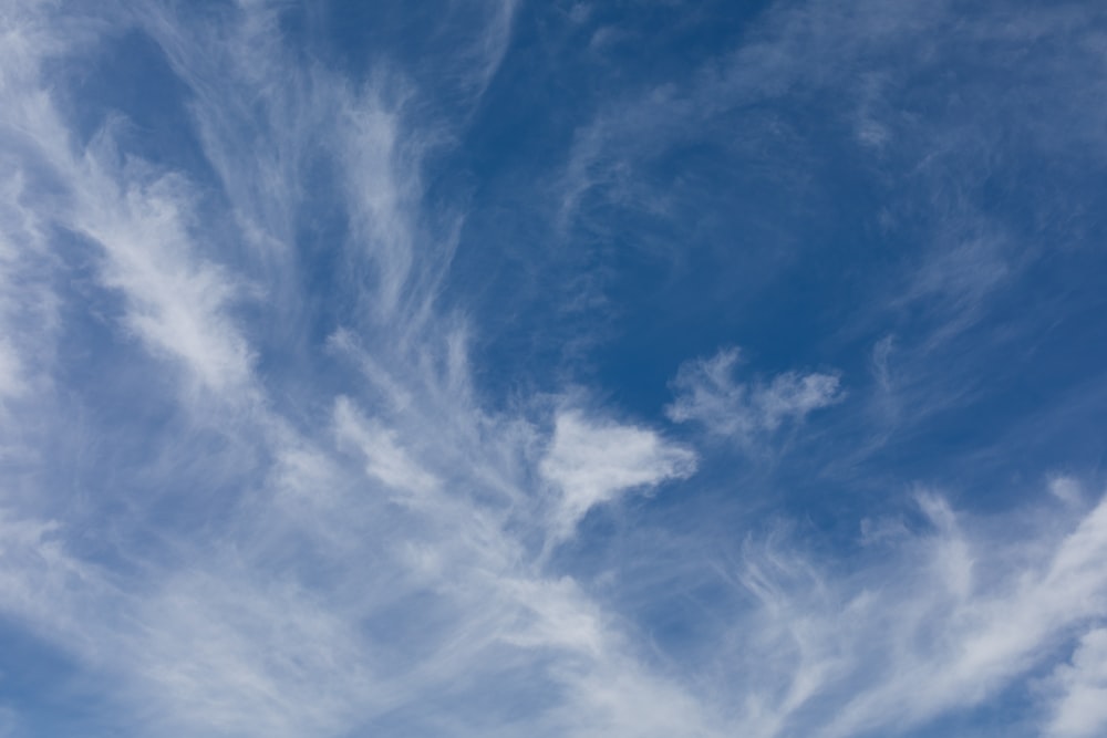 ein blauer Himmel mit einigen Wolken darin