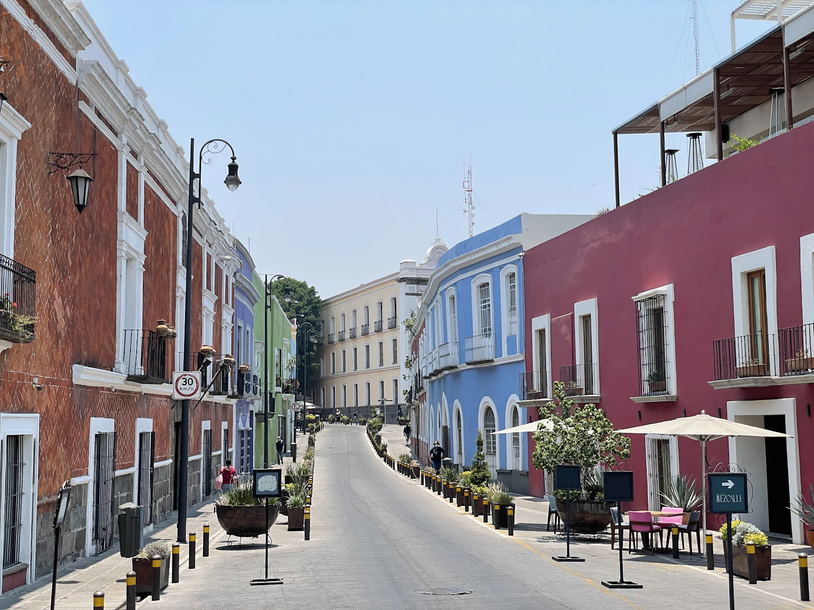 Calle del centro histórico de Puebla con fachadas de colores