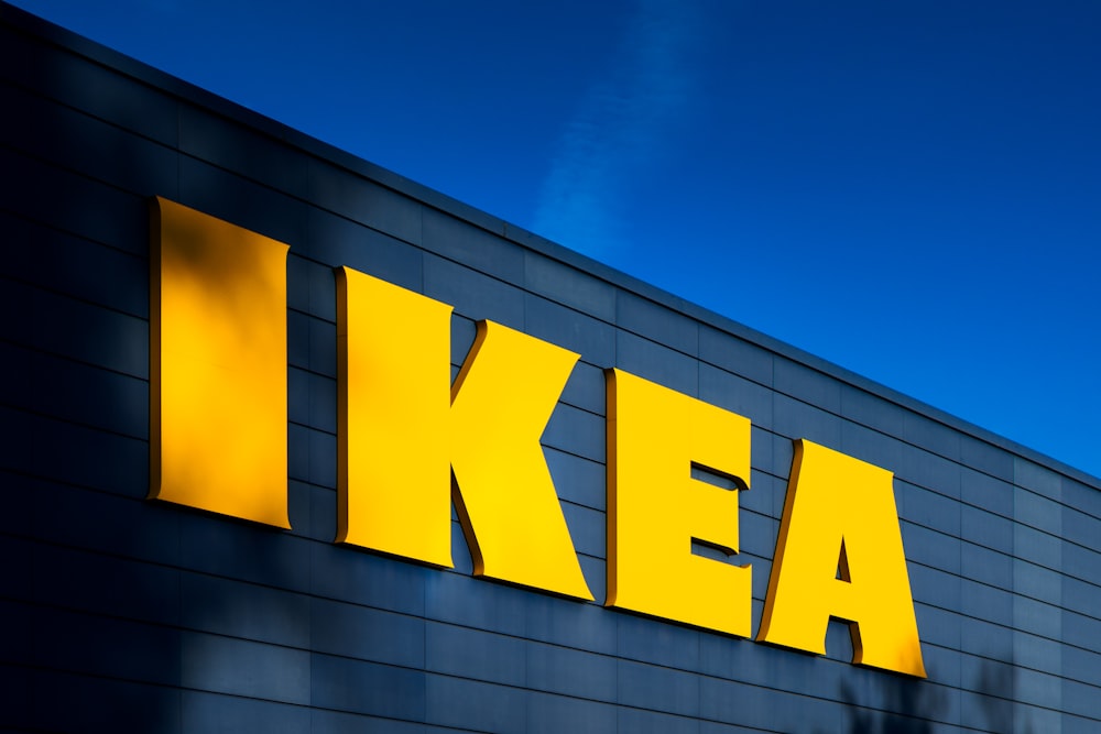 Ein gelbes IKEA-Schild an der Seite eines Gebäudes