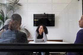 Uma sala de reunião com quatro pessoas conversando