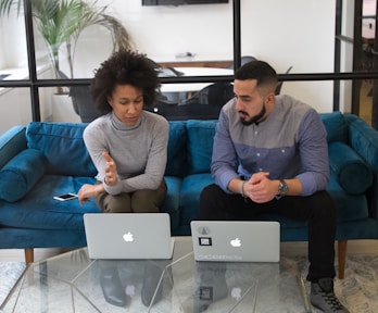 Mann und Frau sehen sich ein all in one Business an