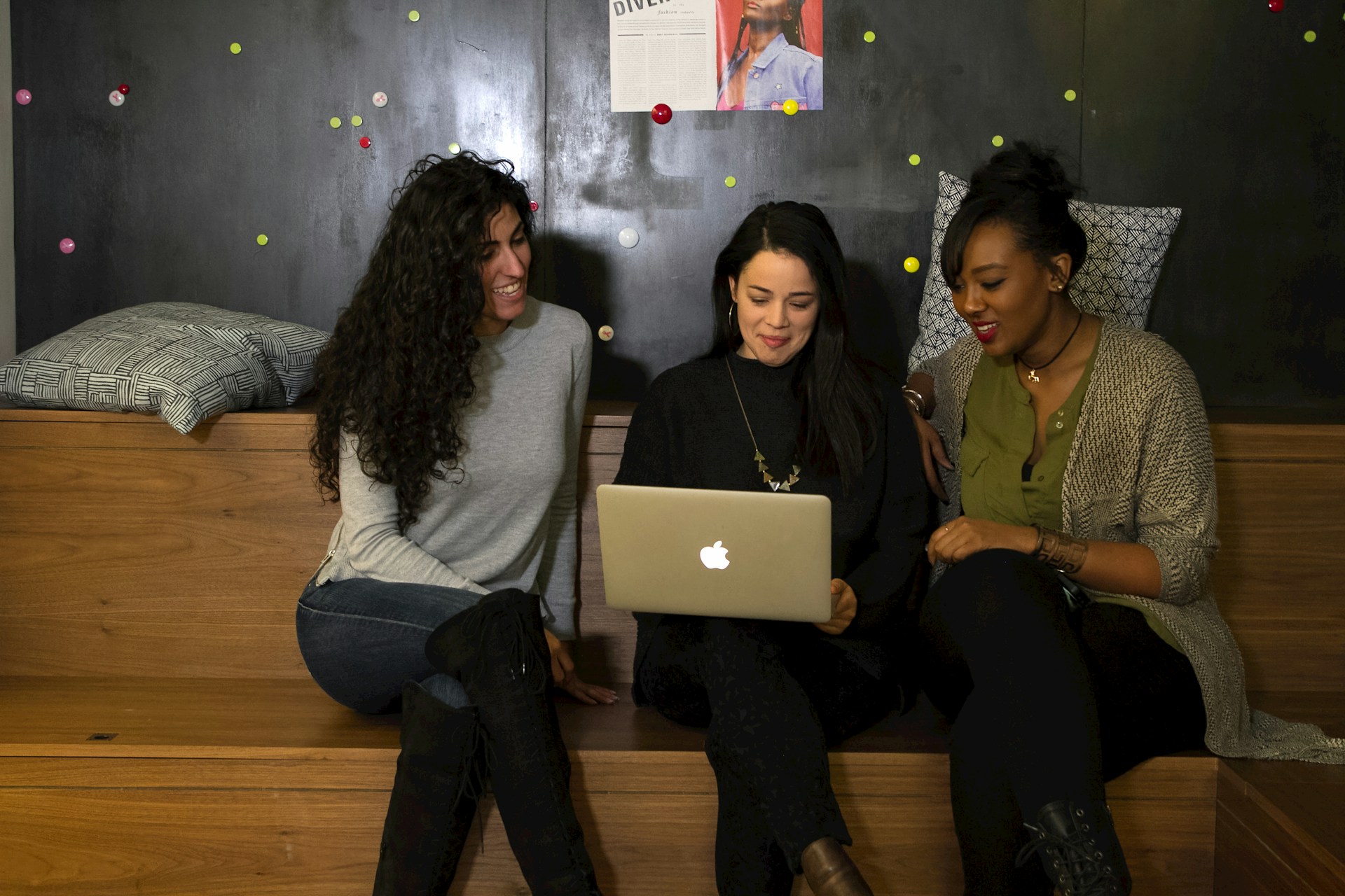 gray computer monitor