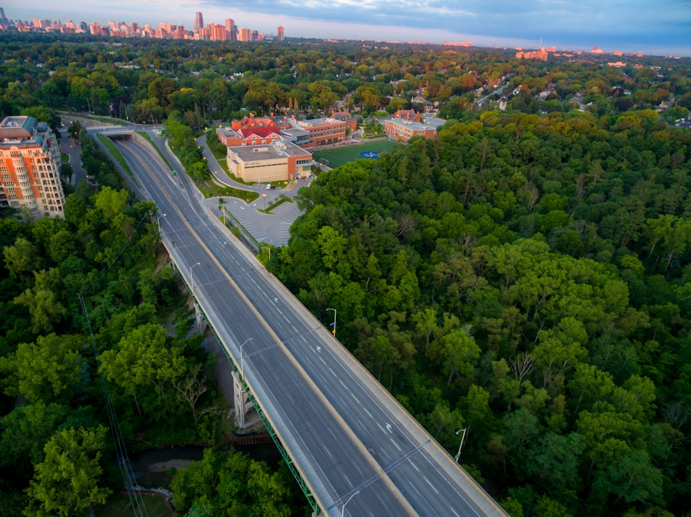 Una vista aerea di un'autostrada in una città