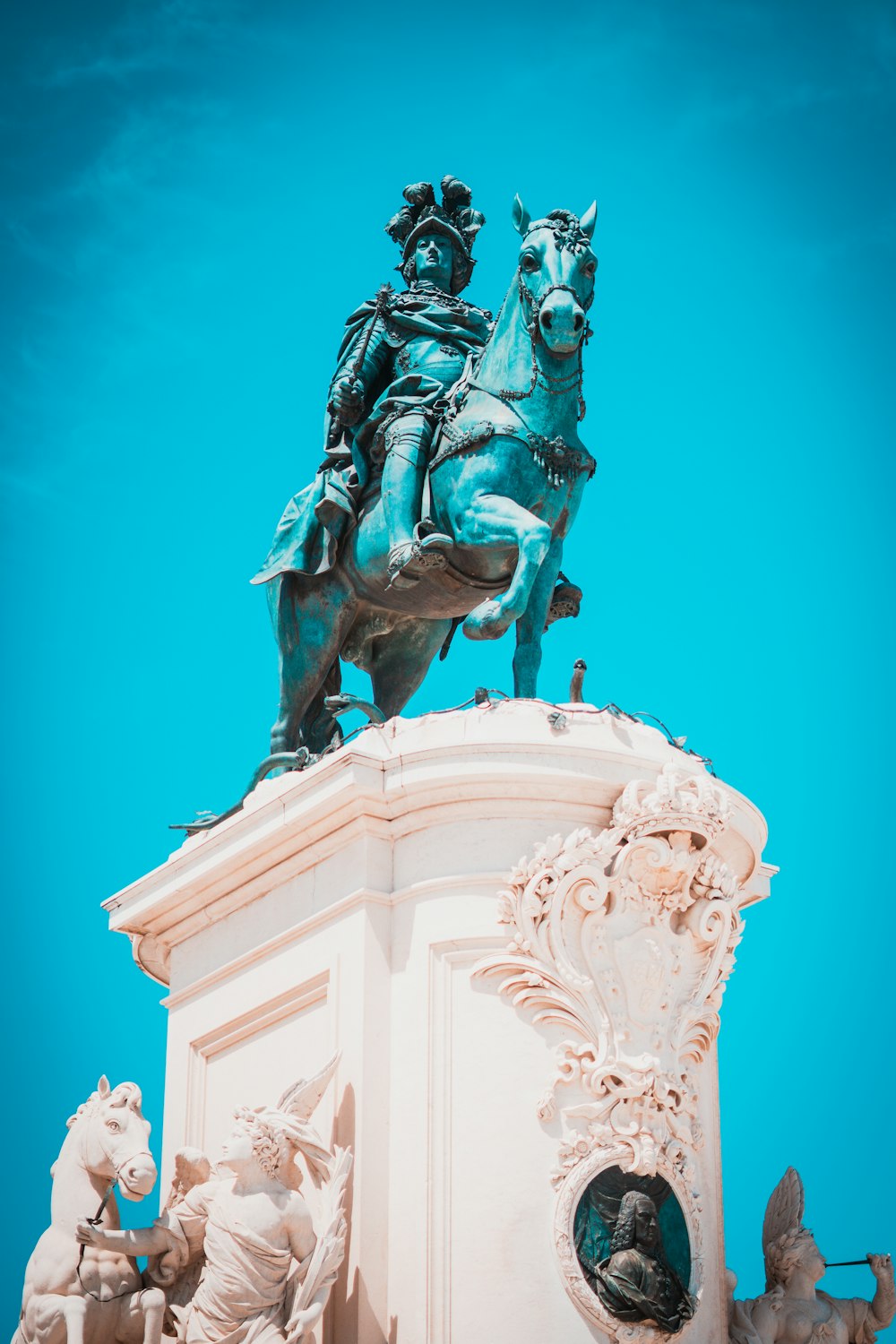 a statue of a man on a horse on top of a building