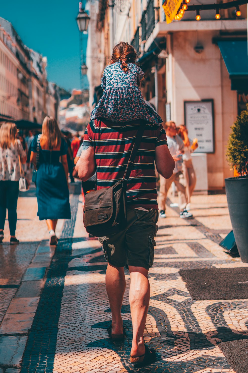 Foto Un hombre caminando por una calle con una mochila en la espalda –  Imagen Portugal gratis en Unsplash