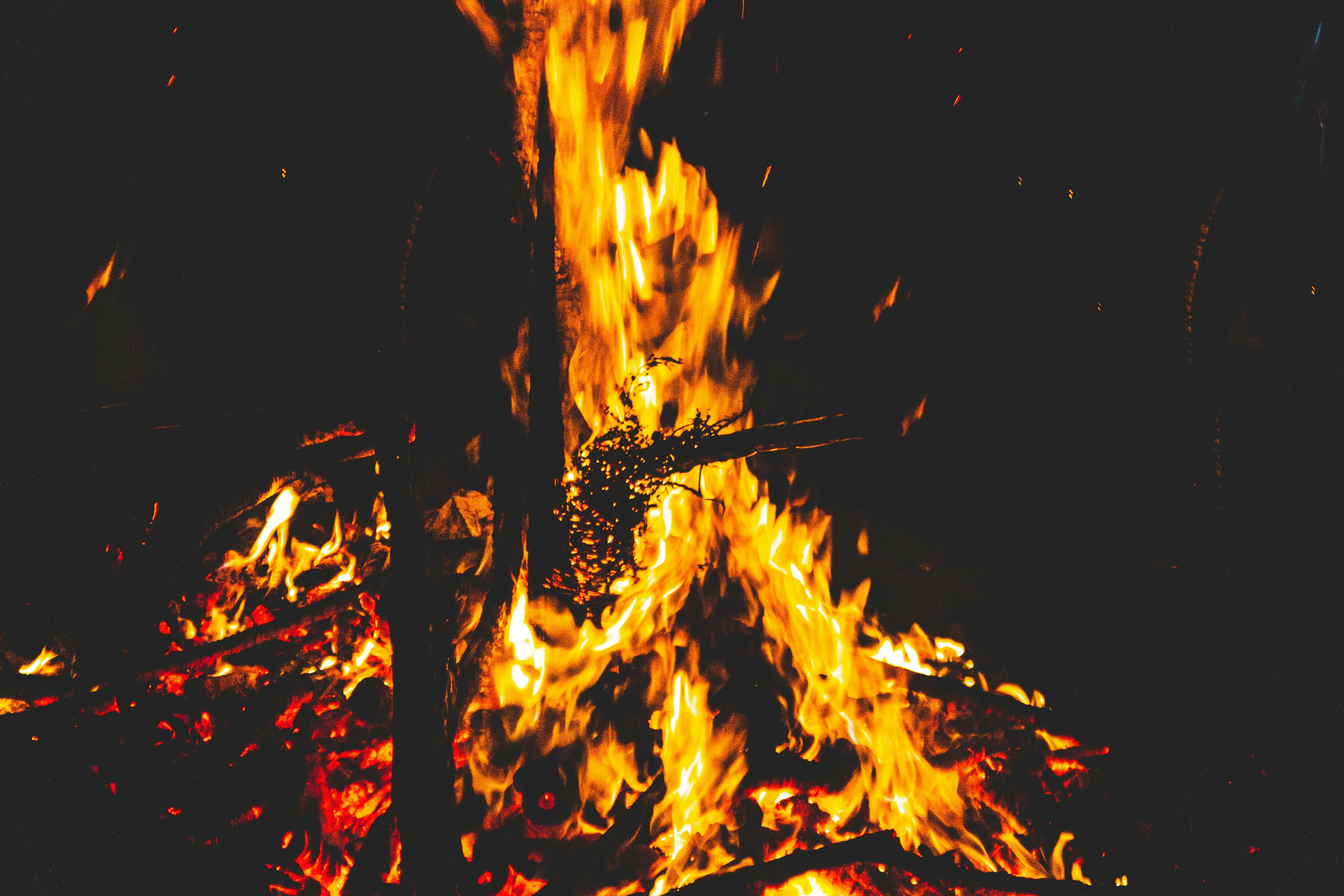 Yanan ev imece usulü tamir ediliyor