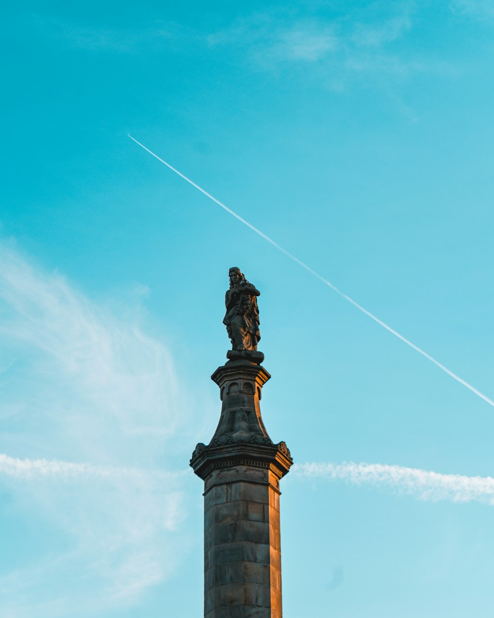 Una alta torre del reloj con un fondo de cielo