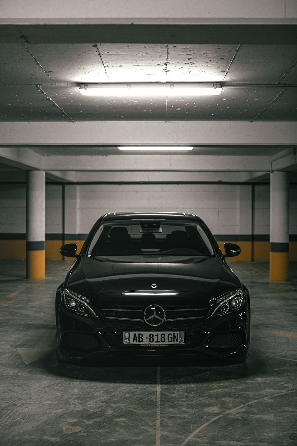 駐車場に駐車した黒い車