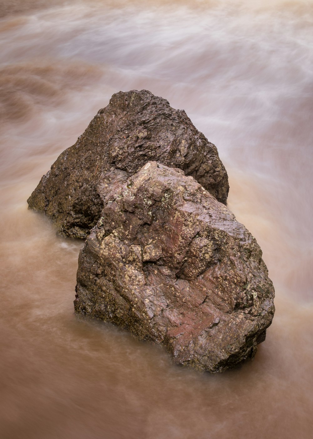 Una roca en medio de un río