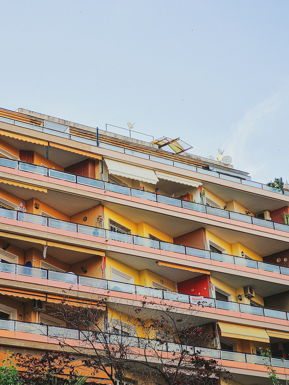 un grand immeuble avec des balcons et des balcons sur les balcons