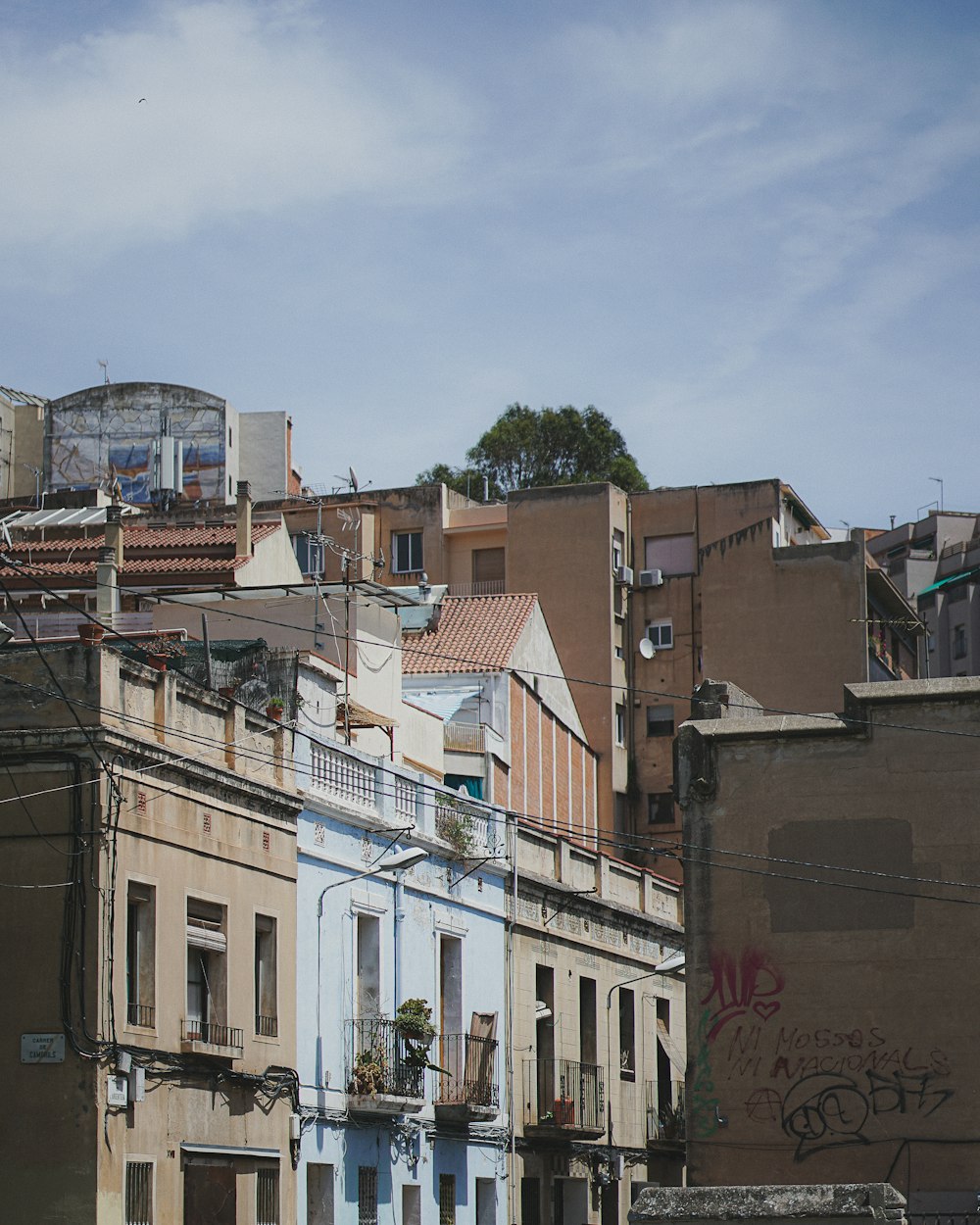 um grupo de edifícios que estão próximos uns dos outros