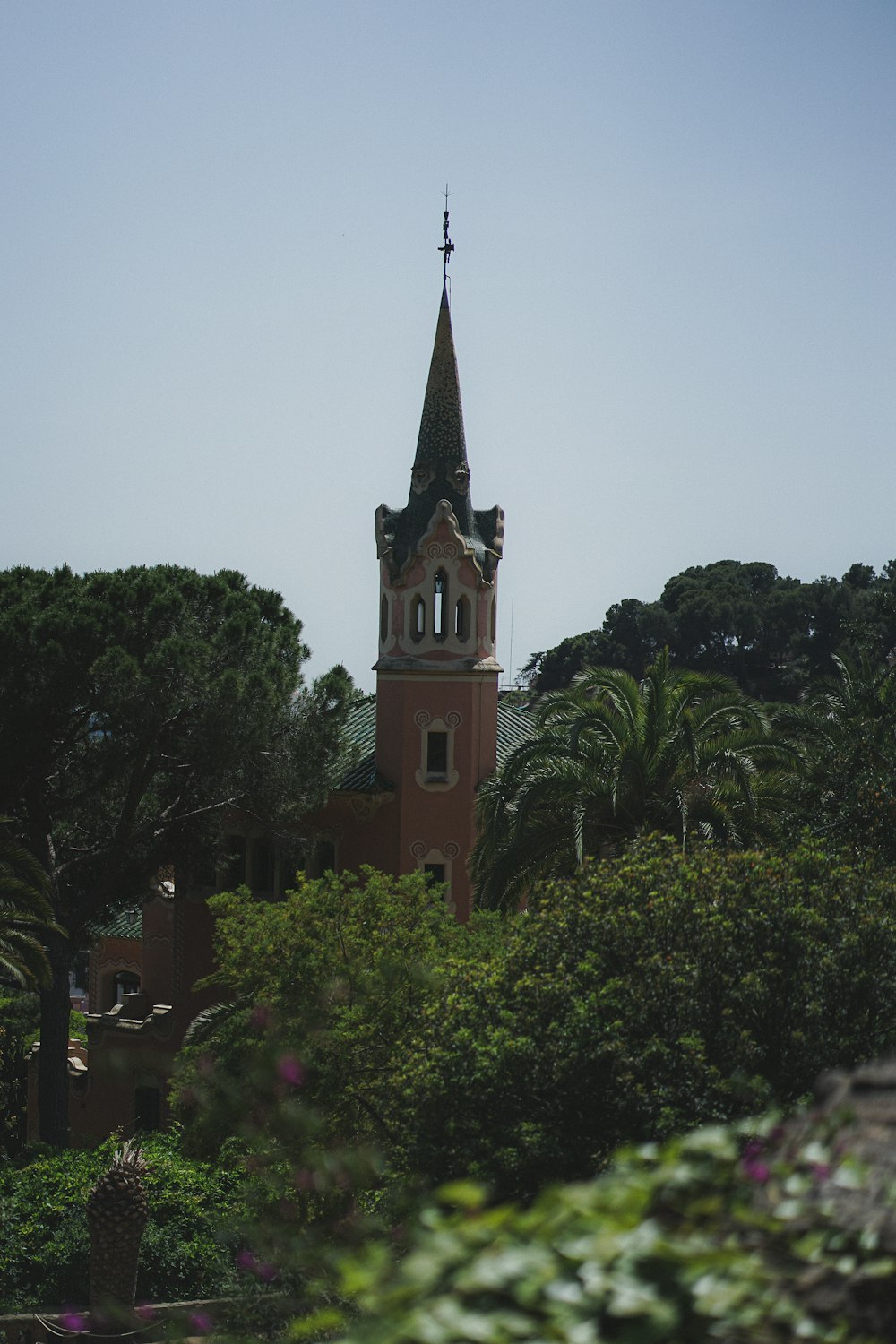 une haute tour surmontée d’une croix