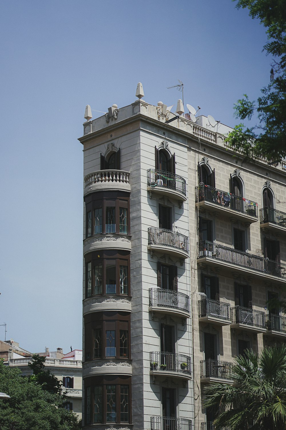 um edifício alto com varandas e varandas nas varandas