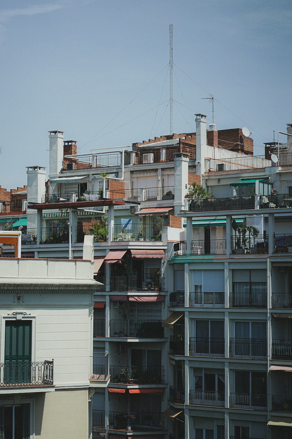 um grupo de edifícios com varandas e varandas em cima deles