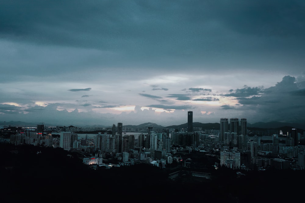 une vue d’une ville la nuit depuis une colline