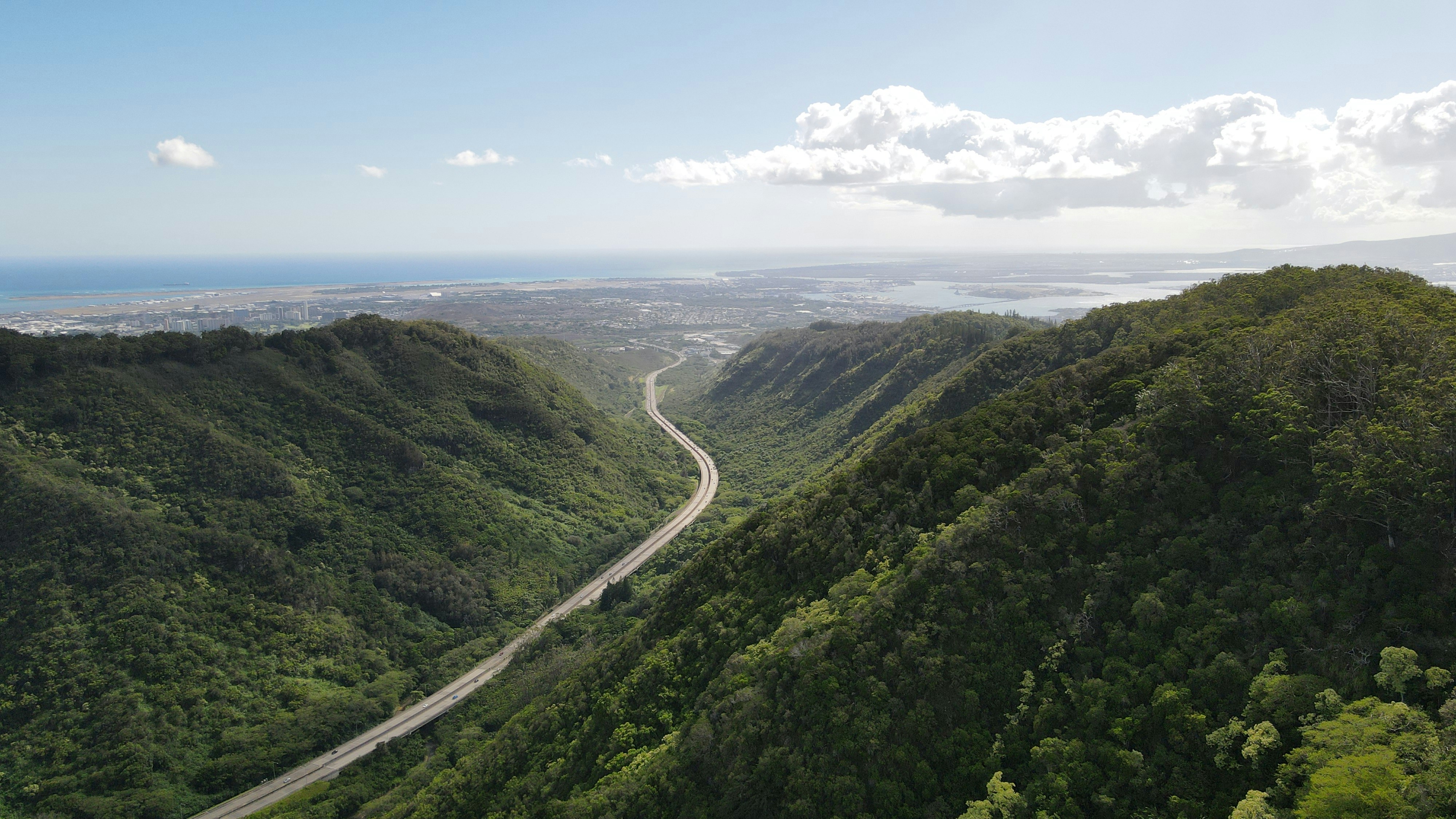 Une route sinueuse au milieu d’une vallée verdoyante