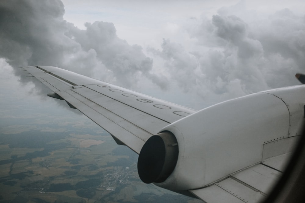 Blick auf den Flügel eines Flugzeugs am Himmel