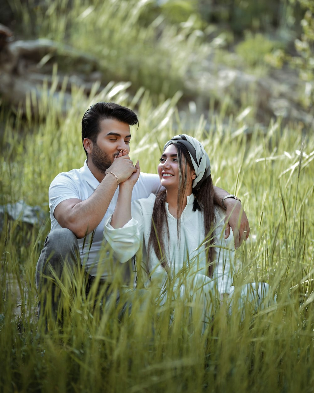 Ein Mann und eine Frau sitzen im hohen Gras