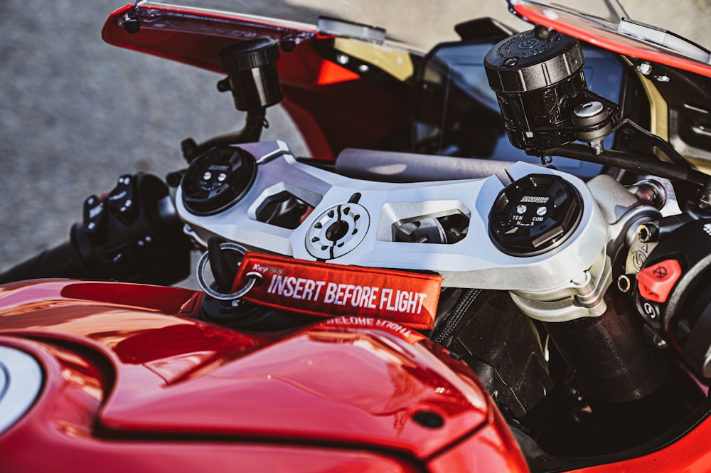 Gros plan d'un moteur de moto rouge photo – Photo Auto Gratuite sur Unsplash