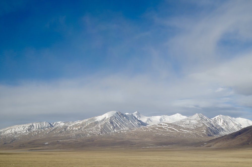 le montagne sono coperte di neve ed erba marrone