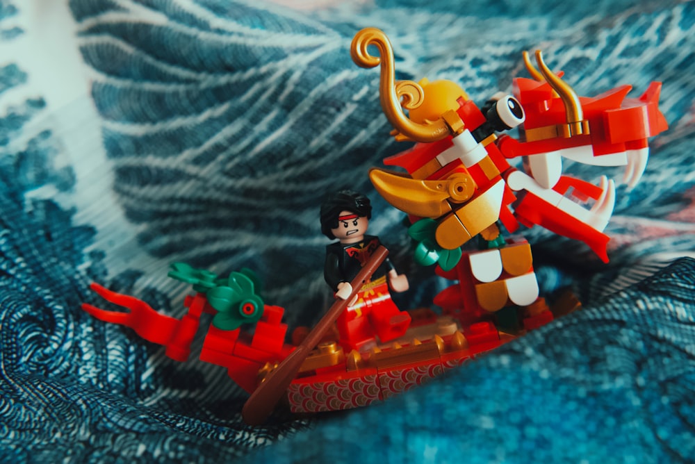 Una statuetta Lego di un pirata che cavalca una barca drago