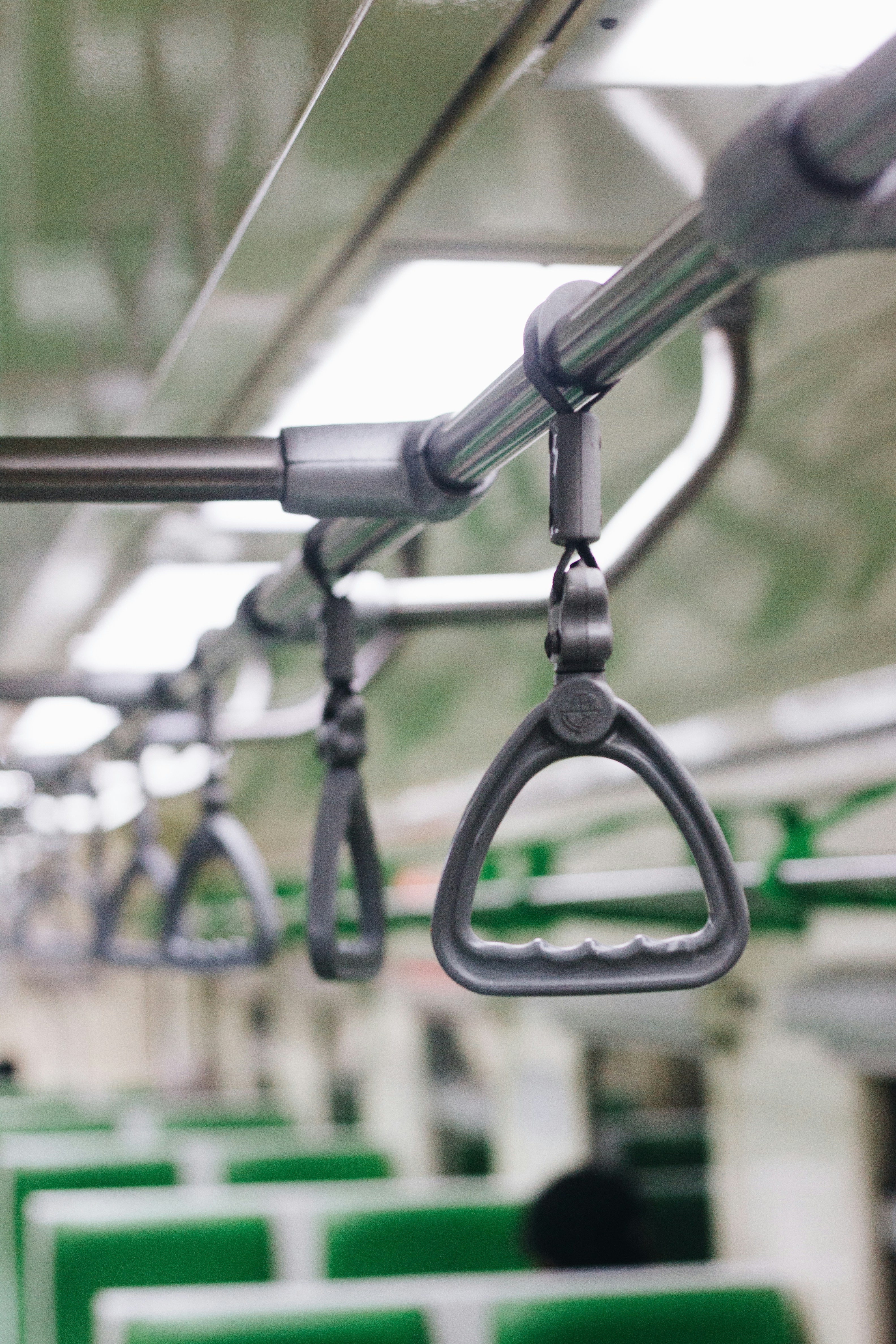 El interior de un autobús con asientos verdes