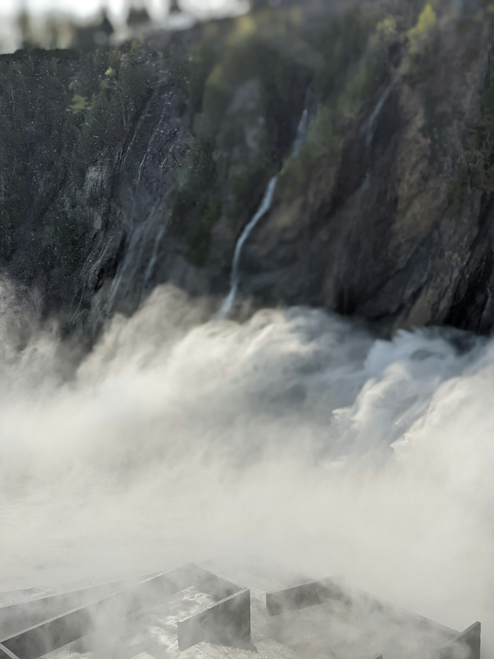 Il vapore sale da un fiume vicino a una cascata