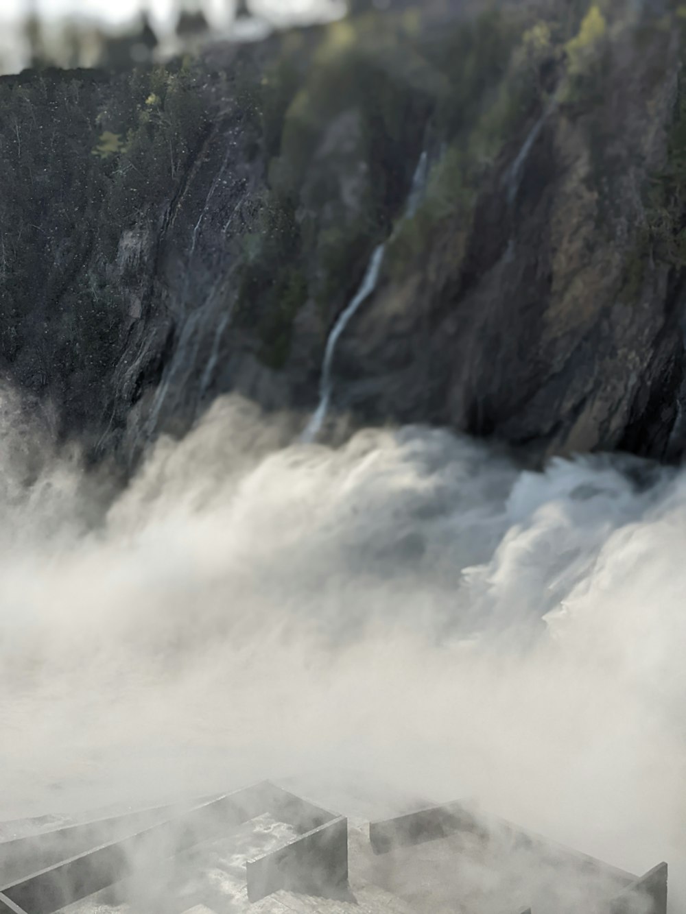 El vapor se eleva desde un río cerca de una cascada