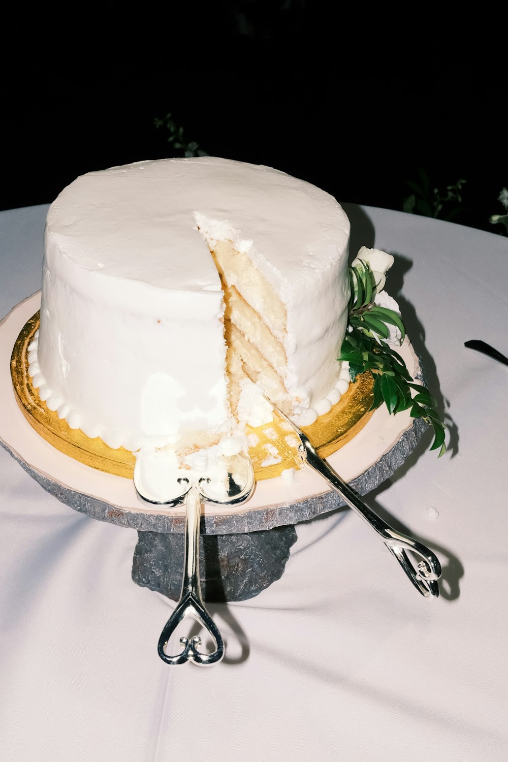 un pastel blanco con una rebanada cortada