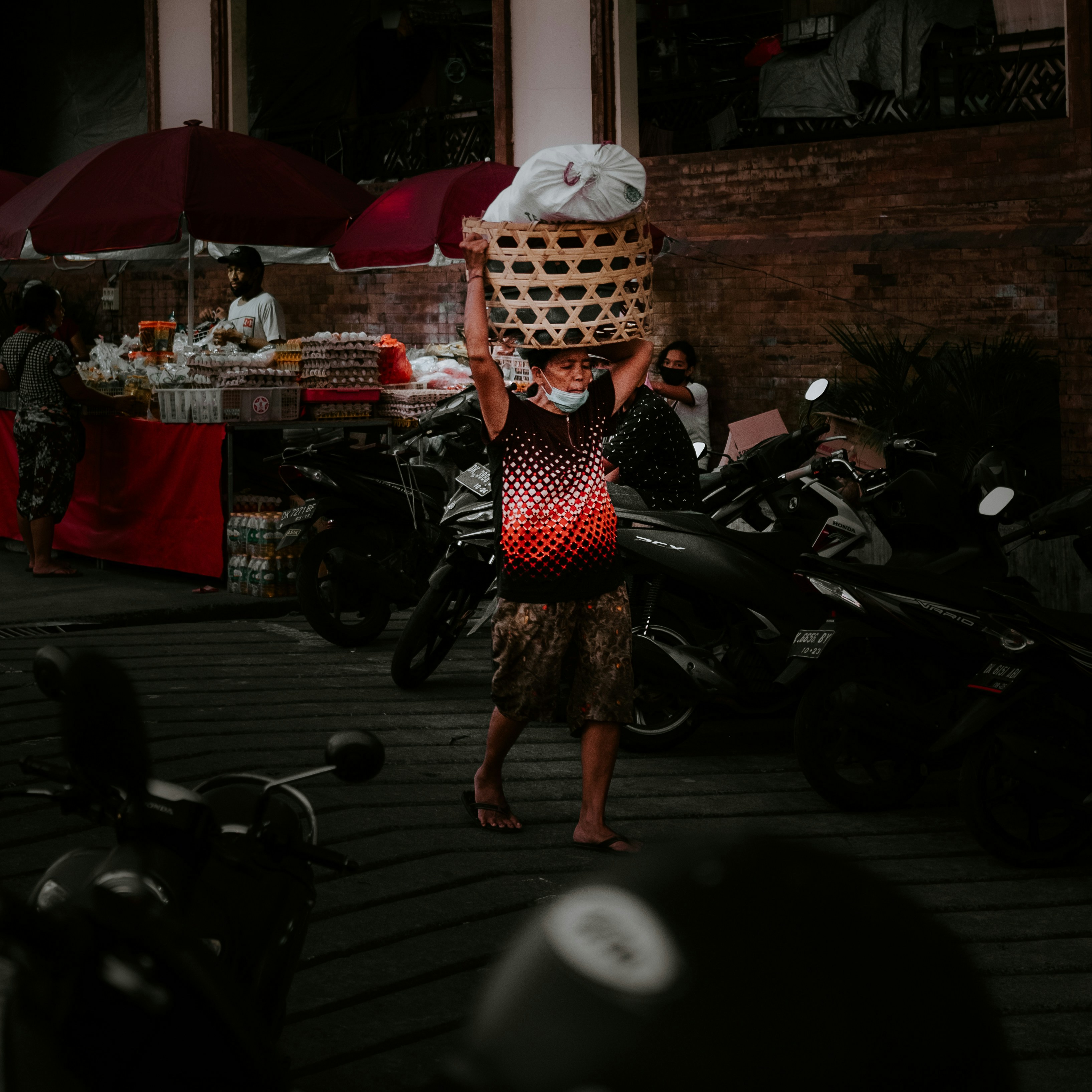 Una mujer que lleva una canasta en la cabeza