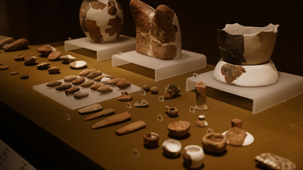 um grupo de itens de cerâmica em exibição em uma mesa