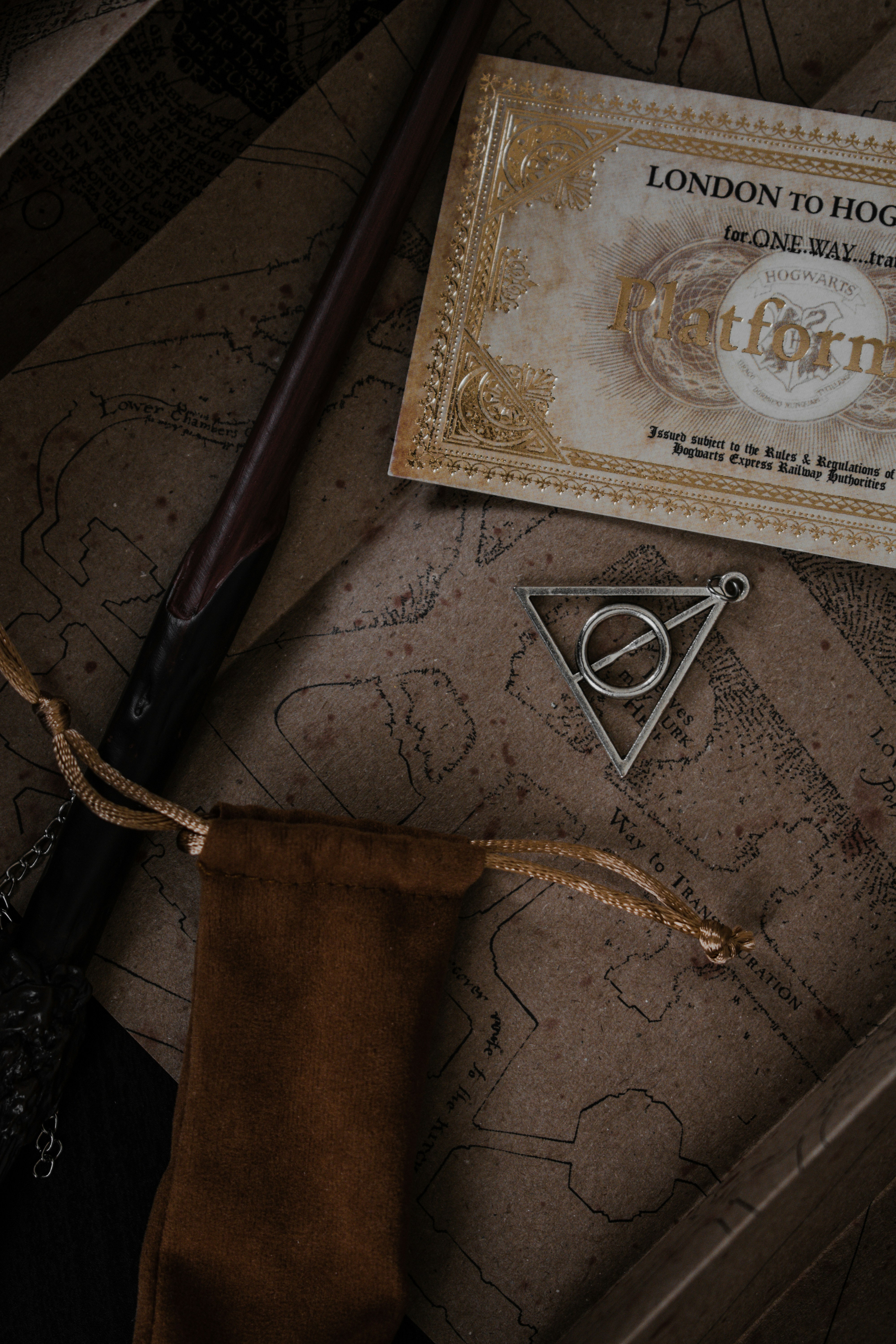 Ein Harry-Potter-Ticket, ein Zauberstab und eine Schere