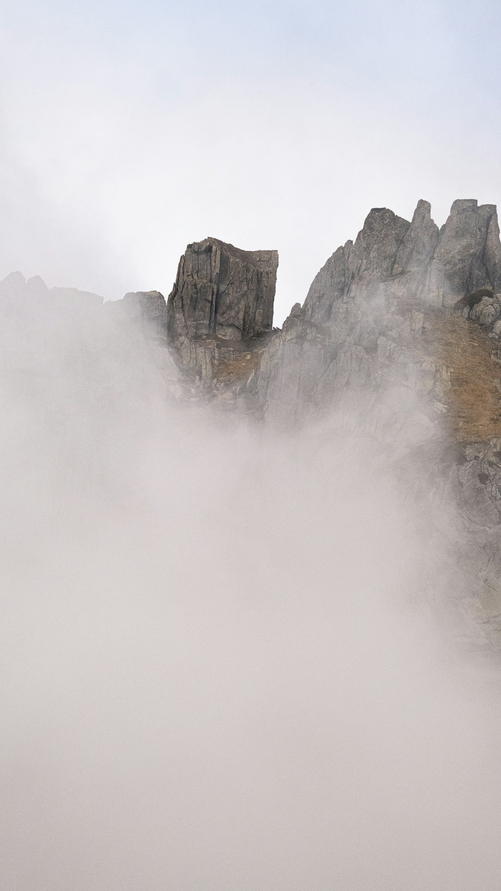 Ein Nebel bedeckter Berg mit einer Person auf einem Pferd