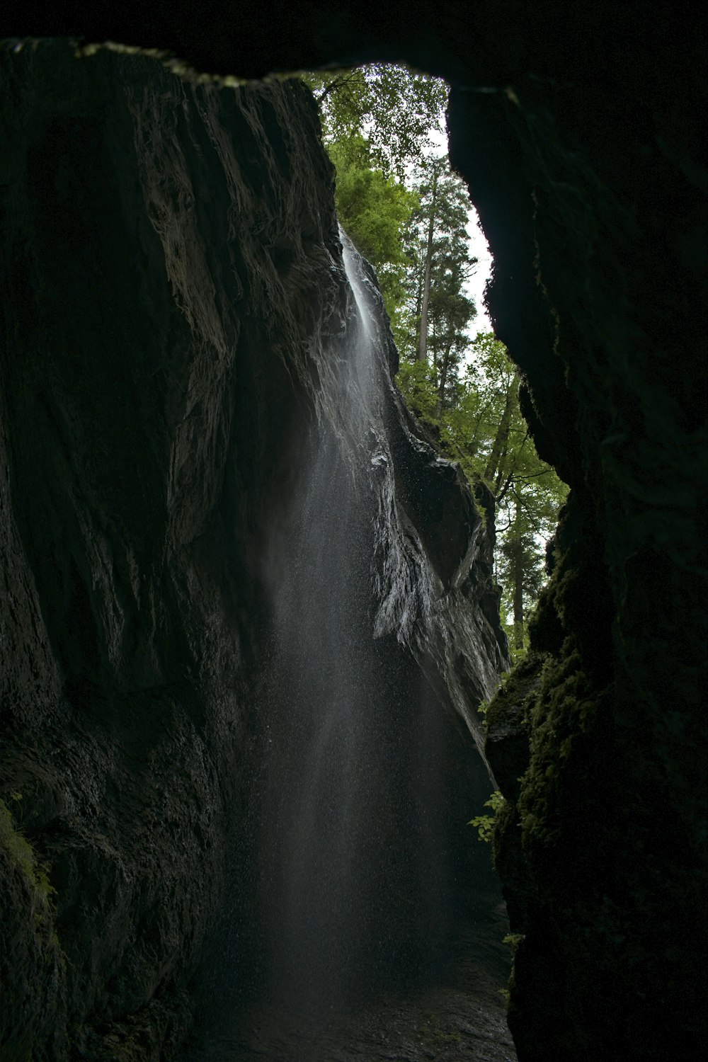 una cueva con una cascada que sale de ella