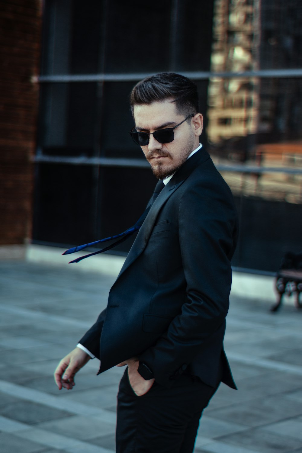 Una persona con traje y corbata caminando por la calle