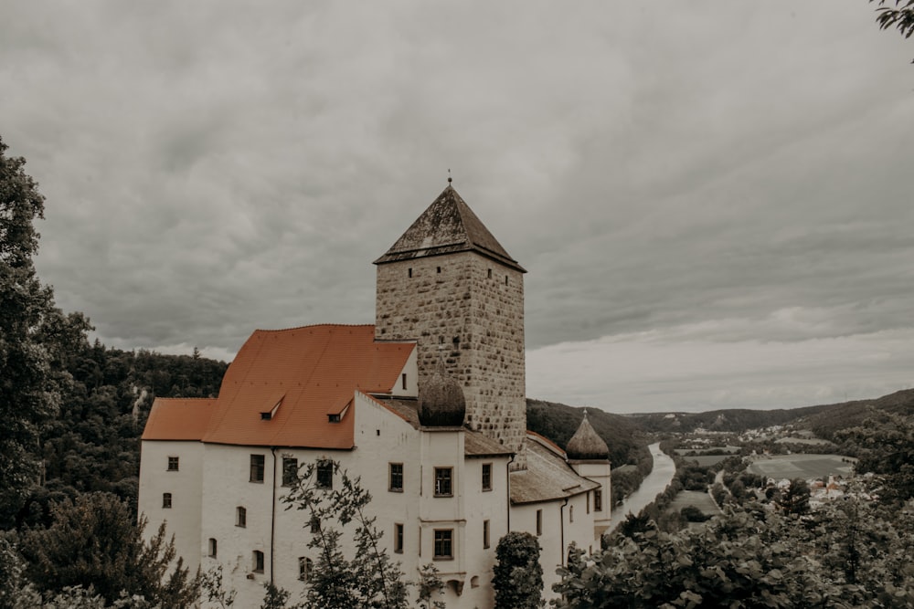 ein weißes Gebäude mit rotem Dach, umgeben von Bäumen