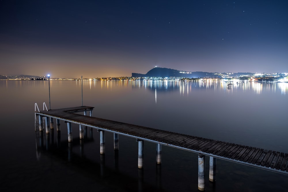 Un muelle en medio de un lago por la noche